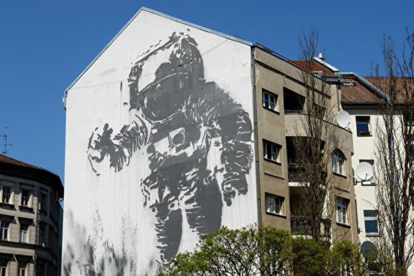 Victor Ashs Mural Astronaut/Cosmonaut an einer Brandwand in Kreuzberg, Berlin
